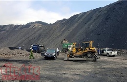 Xe công ty môi trường đô thị vào mỏ than để đổ rác